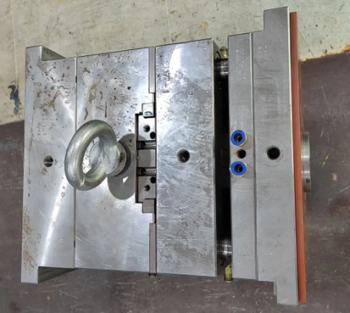 Yahaoxiang mold manufacturing floor